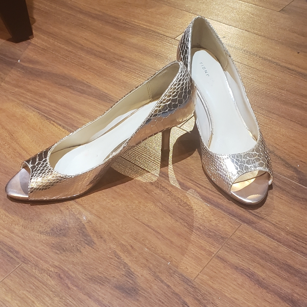 Rose gold peep toe shoe